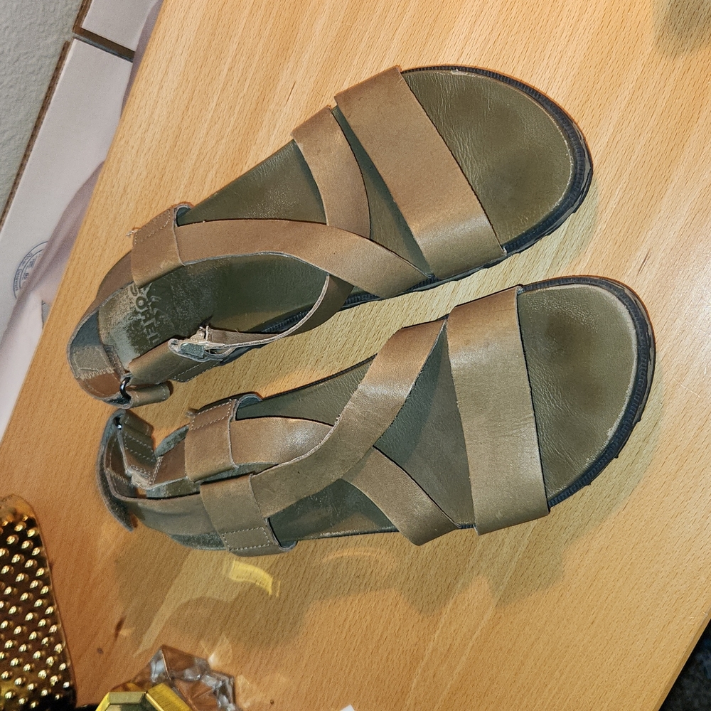 Sorel Roaming Criss Cross Sandal 10